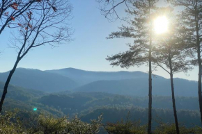 Blue Ridge Cabin with Mountain Views 6 Mi to Dtwn!